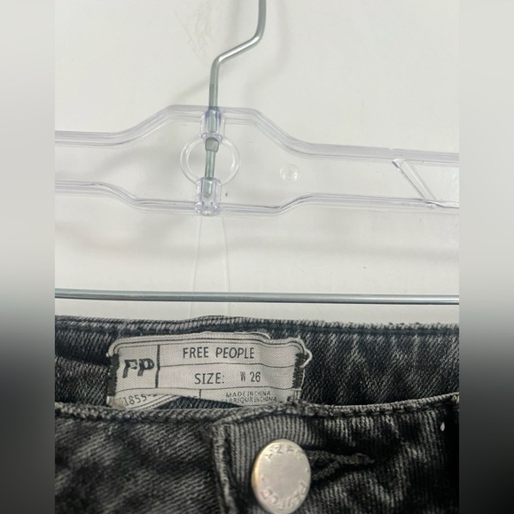 Free People Womens Black Washed Distressed Denim Skinny Jeans Size 26 $148 - Picture 2 of 3